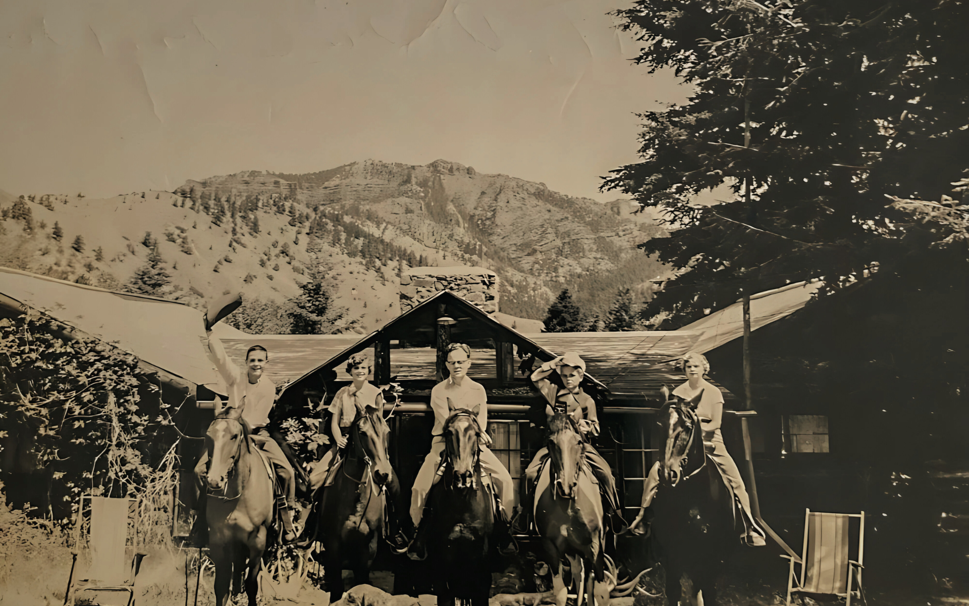 Historical UXU - Cabin with Guests on Horseback - Back in the day