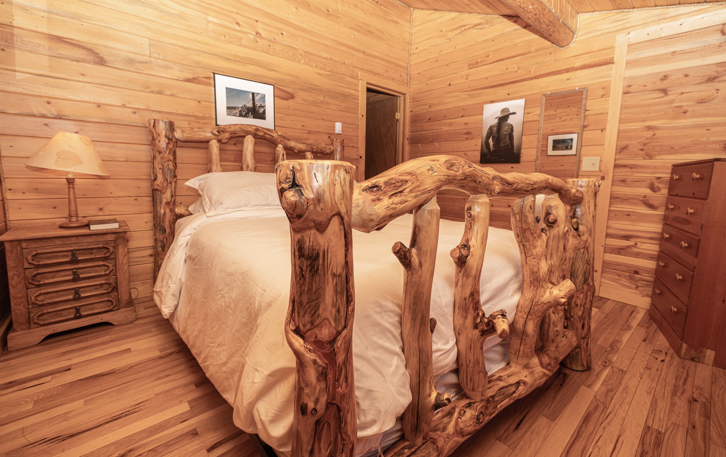 Log bed in cabin<br />
